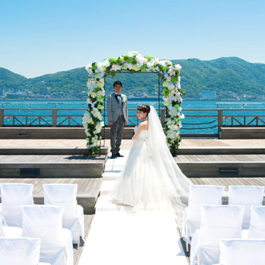 壮大なロケーションが結婚式場に！思い出に残る海響ウェディング