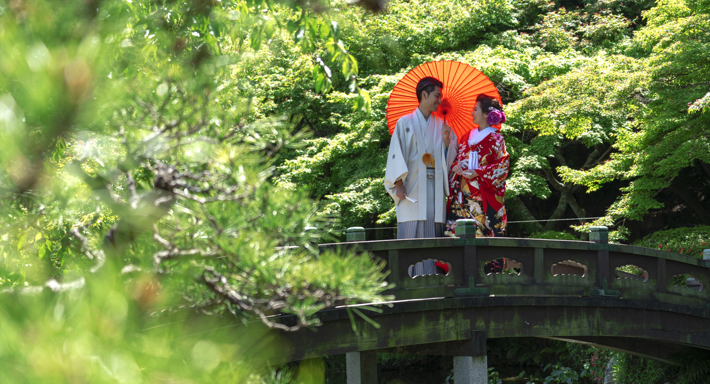 下関 関の氏神 亀山八幡宮や、朱塗りの水天門が印象的な赤間神宮など、歴史と伝統ある由緒正しい神社において神前式を執り行うことも可能です。